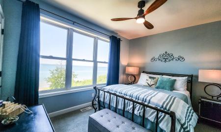 Superior room queen bed with lake view